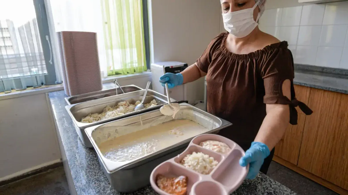 İzmir Büyükşehir Belediyesi'nin Yuvamız İzmir merkezlerinde sunulan yemek hizmeti.