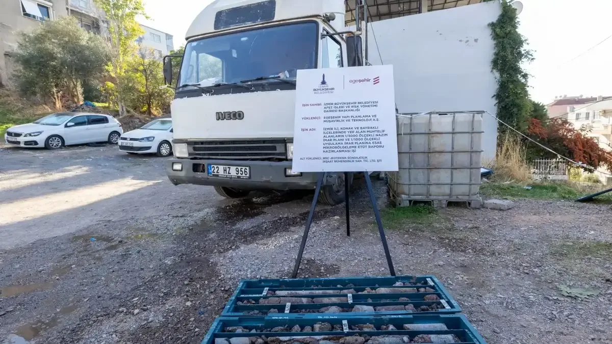 İzmir'de deprem dirençliliği için Konak ve Bayraklı'da zemin sondaj çalışmaları sürüyor.