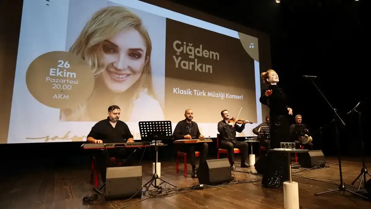 Ses sanatçısı Çiğdem Yarkın Sakarya AKM'de müzikseverlere unutulmaz bir klasik müzik konseri verdi.