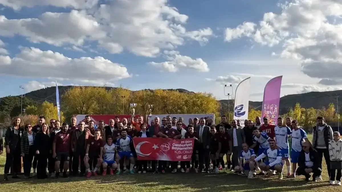 Eskişehir'de belediye çalışanlarının katıldığı Cumhuriyet Kupası futbol turnuvası ödül töreni gerçekleştirildi.