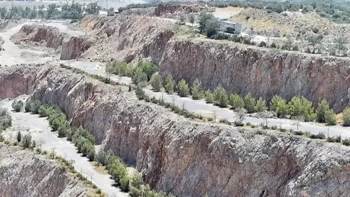 İzmir'de hafriyat toprağı kontrol altına alınıyor.