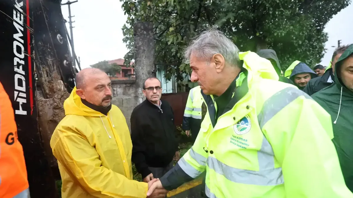 Sakarya'da sel felaketi sonrası Başkan Alemdar ve Vali Doğan afet bölgelerini ziyaret etti.