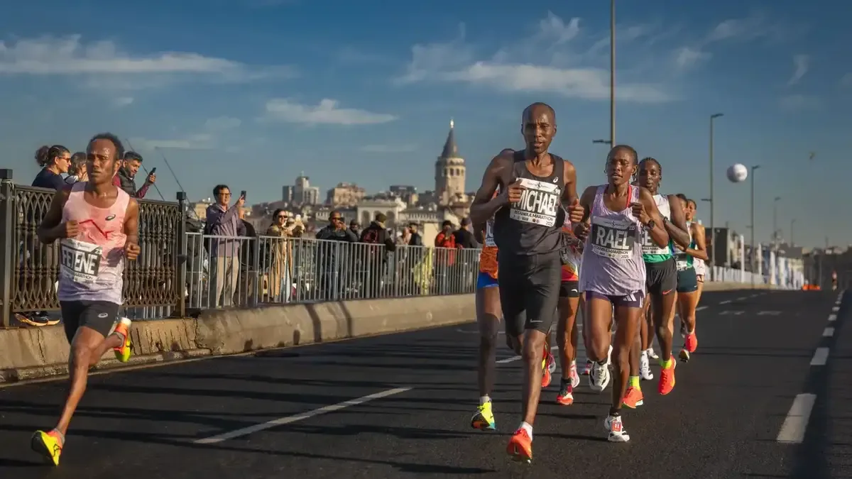 İstanbul Maratonu'nda yarışacak elit atletler basın mensuplarına tanıtıldı.