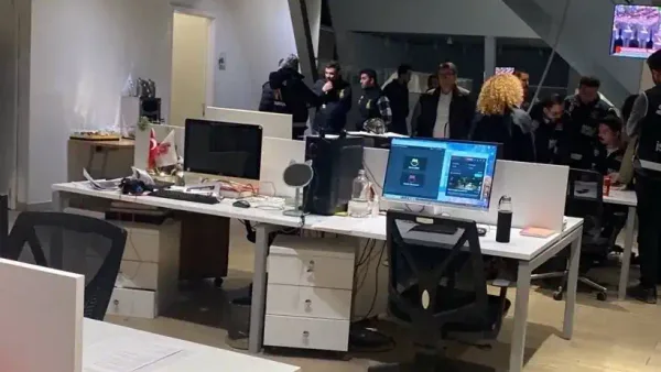 Halk TV'nin merkez binasında gerçekleştirilen polis operasyonu.