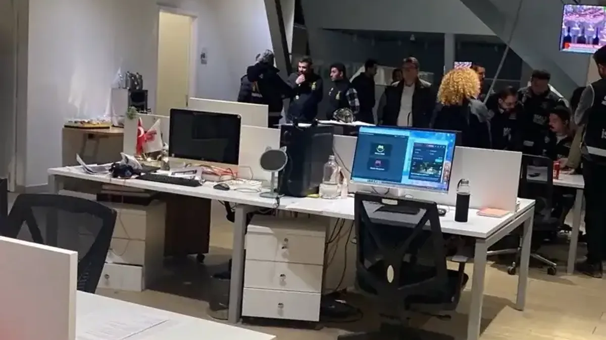 Halk TV'nin merkez binasında gerçekleştirilen polis operasyonu.