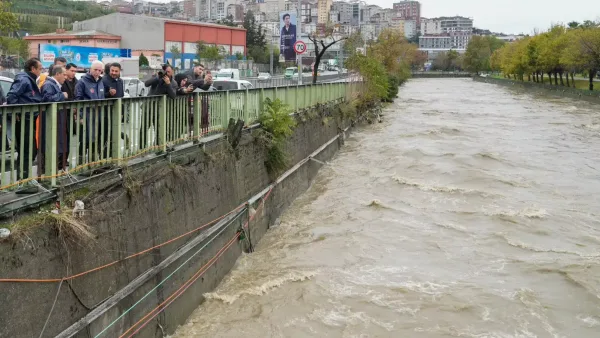 Vali Davut Gül, Kağıthane'de sağanak yağış sonrası inceleme yapıyor.