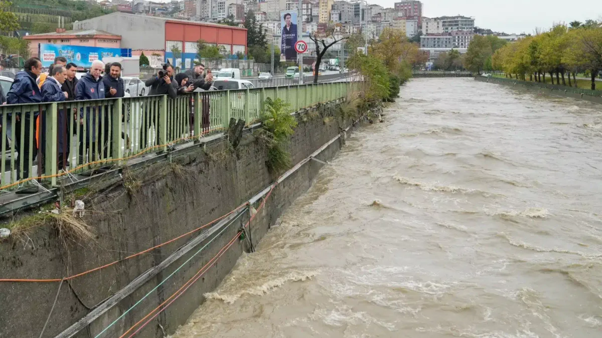 Vali Davut Gül, Kağıthane'de sağanak yağış sonrası inceleme yapıyor.