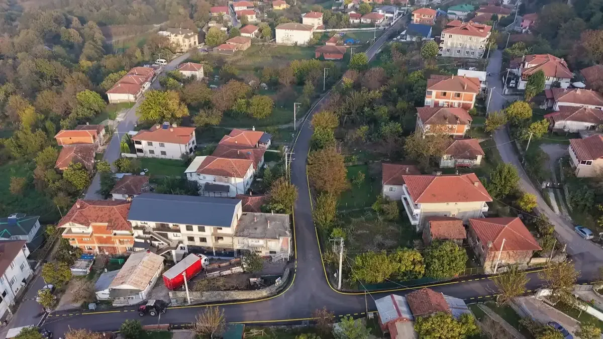 Sakarya'da gerçekleştirilen yol yenileme ve sıcak asfalt çalışmaları.
