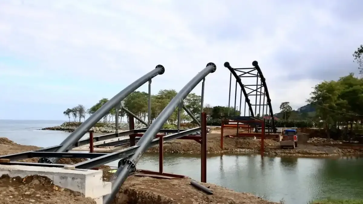 Turnasuyu Kordon Park'ta inşa edilen yaya köprüsü çalışmaları sürüyor.