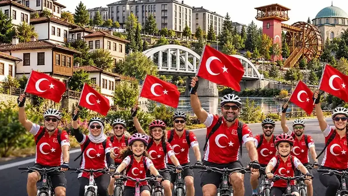 Sakarya Büyükşehir Belediyesi tarafından düzenlenen Cumhuriyet sürüşü için bisikletliler Demokrasi Meydanı'nda toplanıyor.