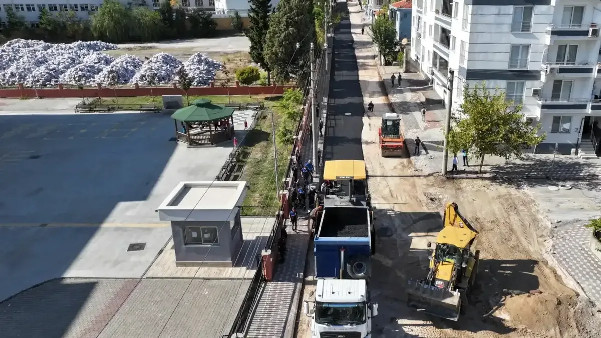 Manisa Büyükşehir Belediyesi Kırkağaç ilçesinde sıcak asfalt serim çalışmalarına devam ediyor.