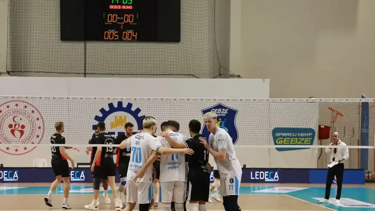 Gebze Belediyespor voleybol takımı maç esnasında sevinç yaşarken.