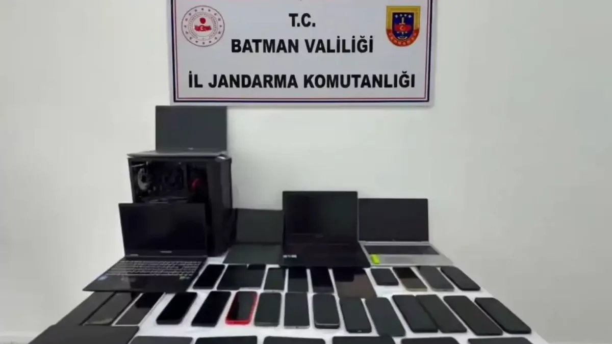Yasa dışı bahis operasyonu sırasında yakalanan şüpheliler.