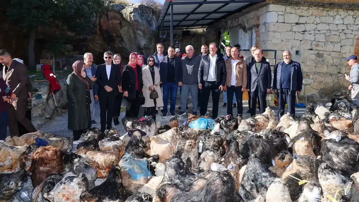 Konya Meram Kızılören mahallesinde düzenlenen, 'İnden Peynir Çıkarma' şöleninde mağaralardan 10 ton civarında tulum peyniri çıkarıldı. 