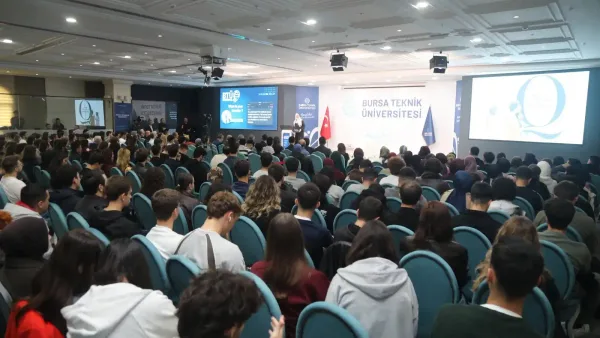 Lauren Booth, Bursa Teknik Üniversitesi'nde kimlik üzerine konuşma yaparken.