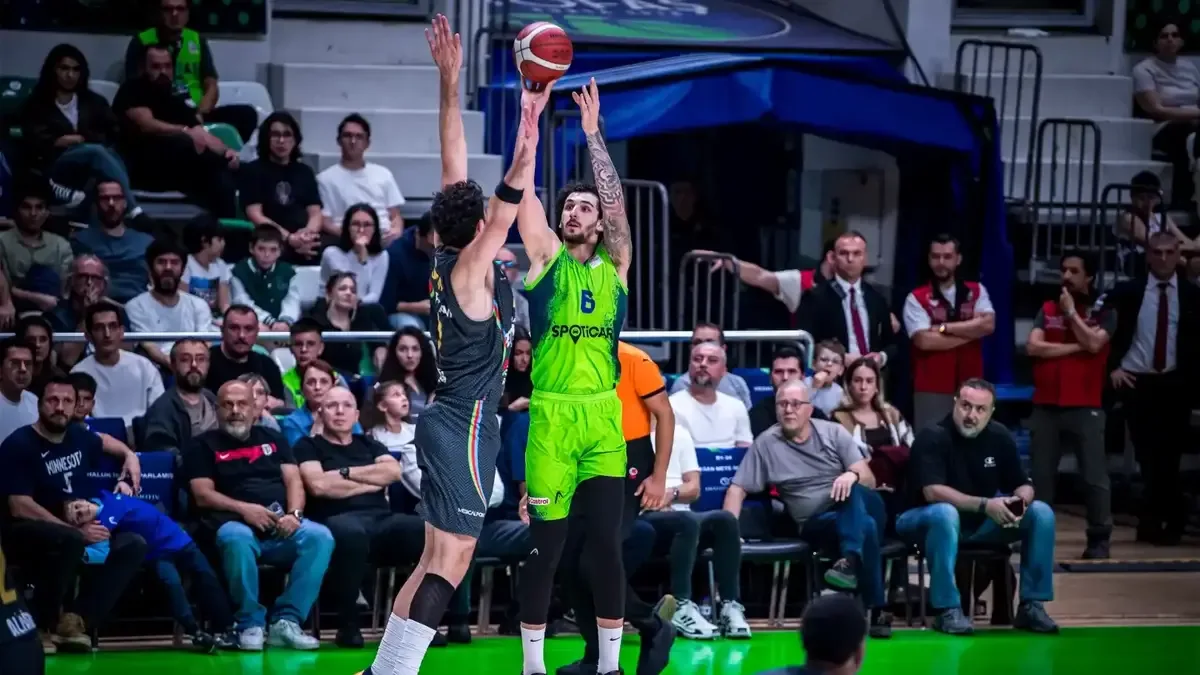 Tofaş Basketbol Takımı, Petkimspor maçında parkede mücadele ederken.