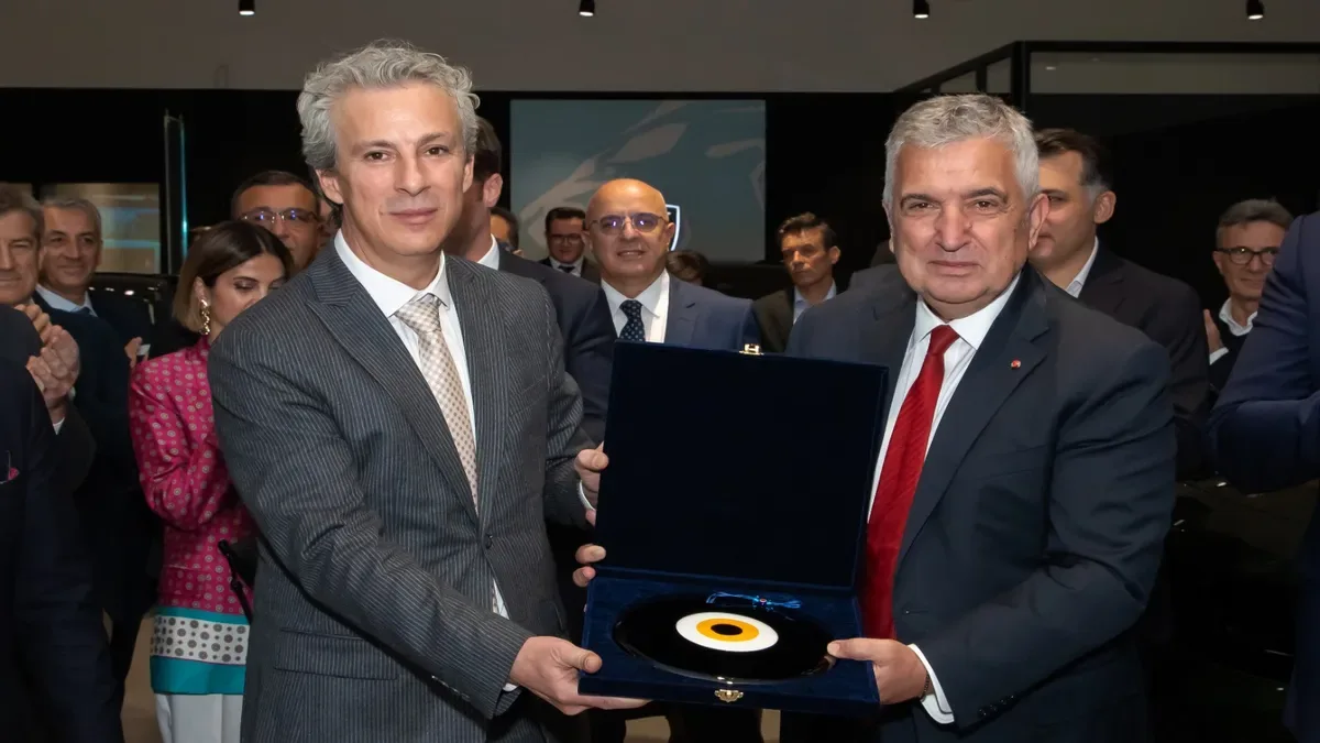 Koyuncu Grup Yönetim Kurulu Başkanı İbrahim Koyuncu, Tofaş CEO’su Cengiz Eroldu'ya hediye takdim etti.