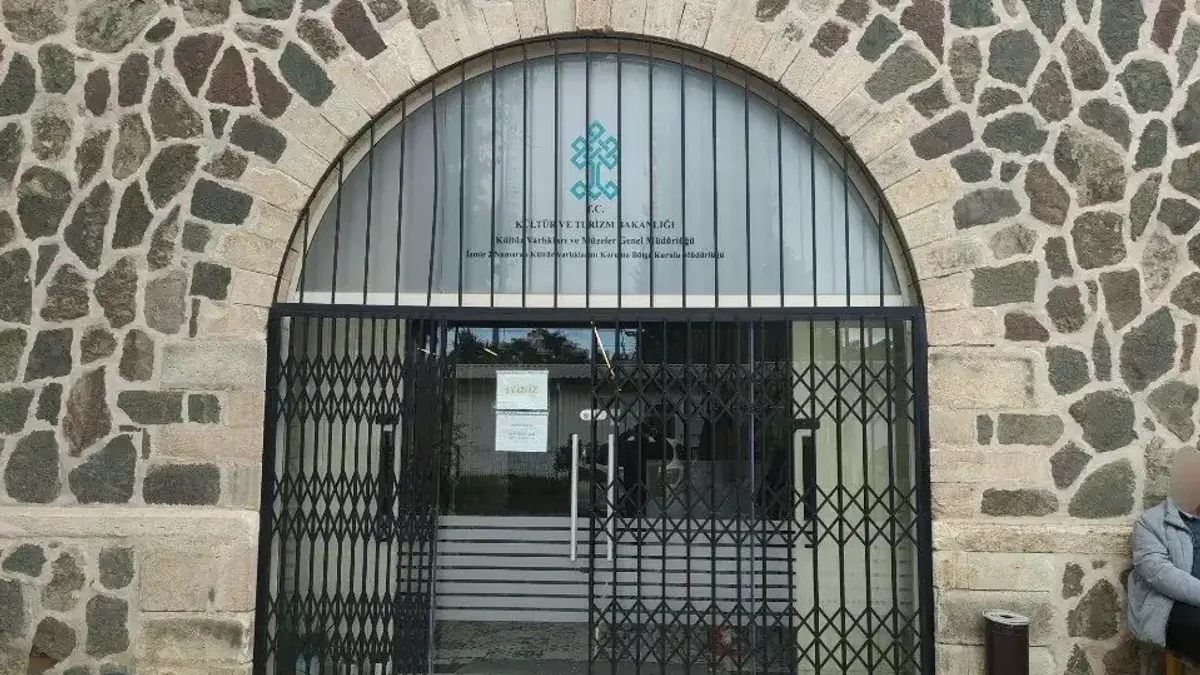 İzmir'de ele geçirilen 2 bin yıllık Zeus heykel başı