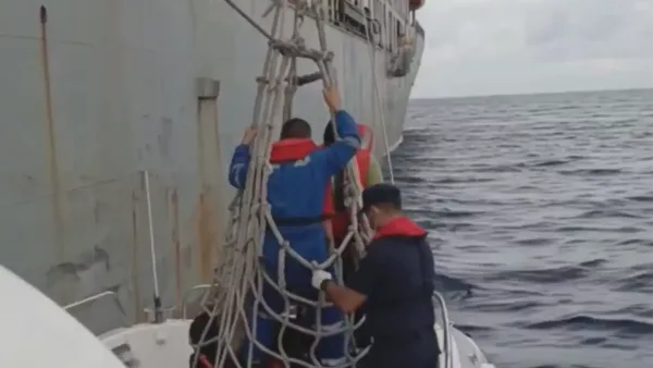 Kaş açıklarında yaralanan gemi mürettebatı kurtarıldı.