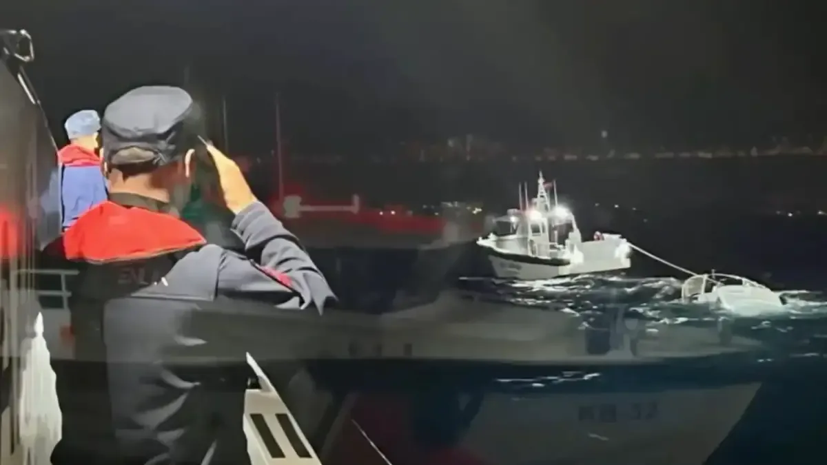 Ayvalık açıklarında batan teknede arama çalışmaları yapıldı.