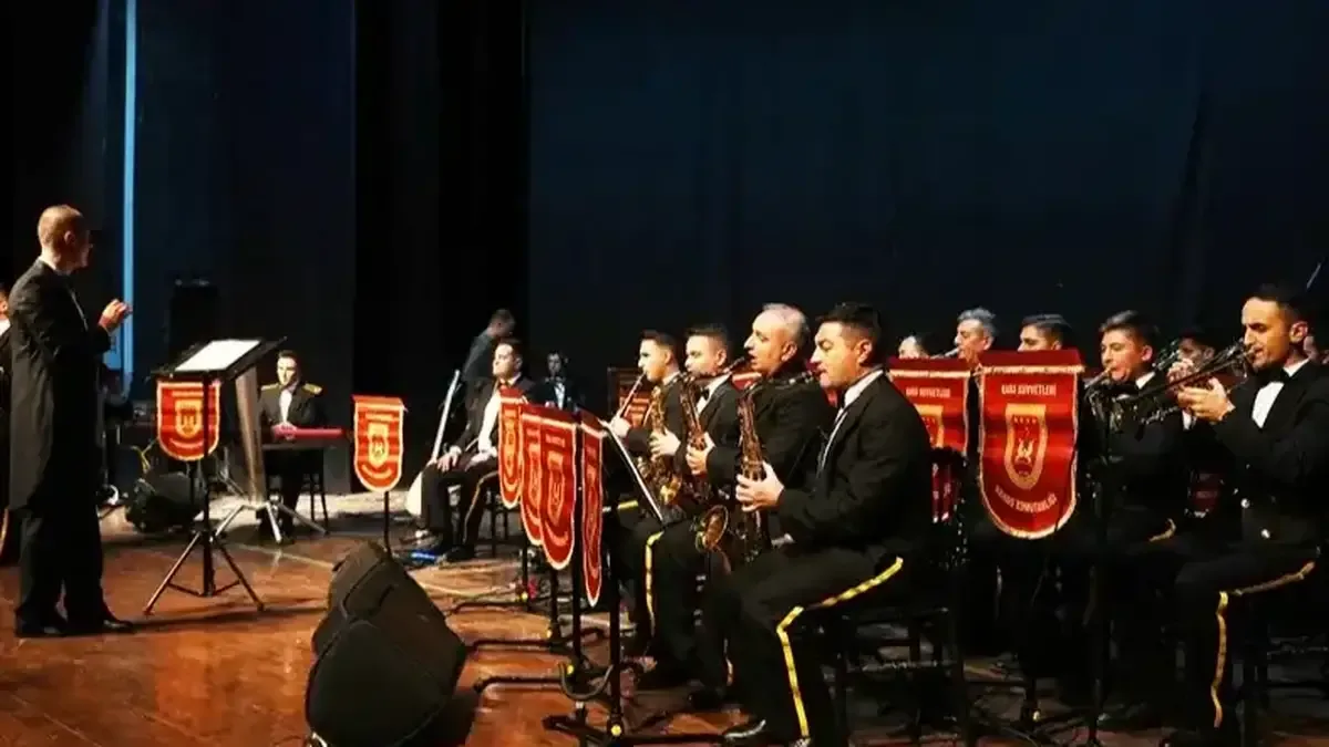 Kara Kuvvetleri Bando Komutanlığı Mardin'de konser verdi.