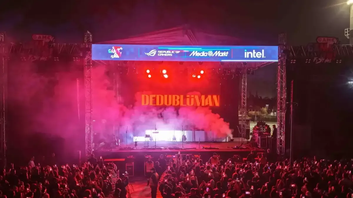 Ankara'daki festivalde sahne alan Dedublüman grubu konser verdi.