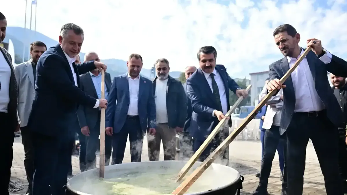 Yıldırım Belediye Başkanı Oktay Yılmaz Hamamlıkızık'ta Nebi Dede Çorbası dağıttı.