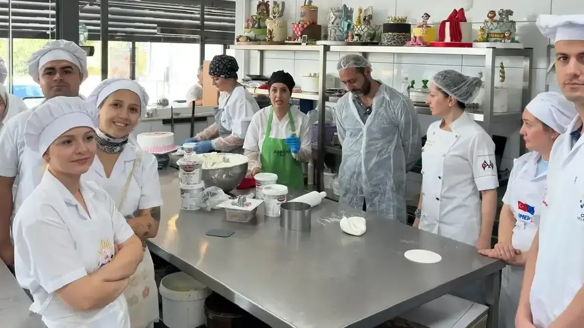 Çiğli Belediyesi tarafından düzenlenen pastacılık kursunda eğitimler başladı.