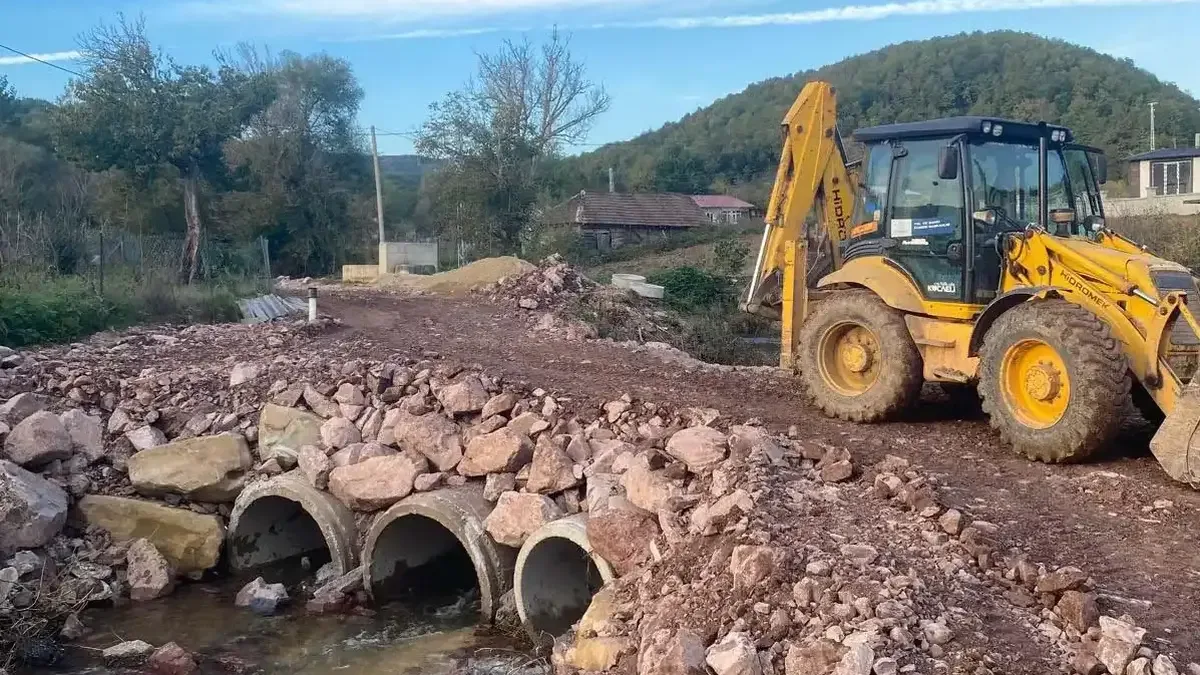 Kocaeli Büyükşehir Belediyesi ekipleri sel bölgesinde onarım çalışması yürütüyor.