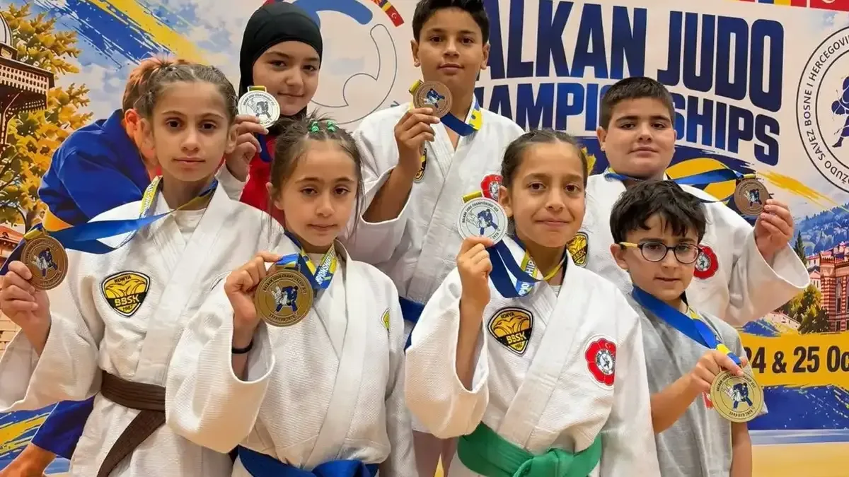 Konya Büyükşehir Belediyesporlu judocular Balkan Şampiyonasında madalyalarla poz verdi.
