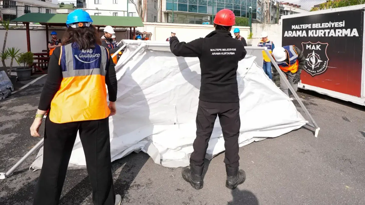 Maltepe'de afetlere hazırlık çalışmaları ve gönüllü eğitimleri.
