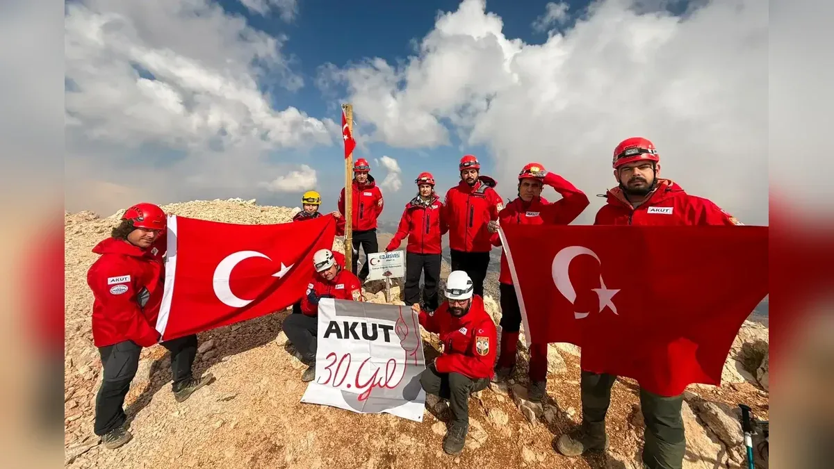 AKUT'un 30. yıl kutlaması için düzenlenen 30 Yıl 30 Zirve etkinliği