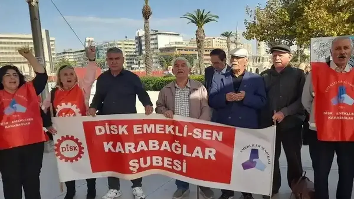 İzmir'de emekliler, Halk TV'ye kayyum atanmasına karşı basın açıklaması yaptı.