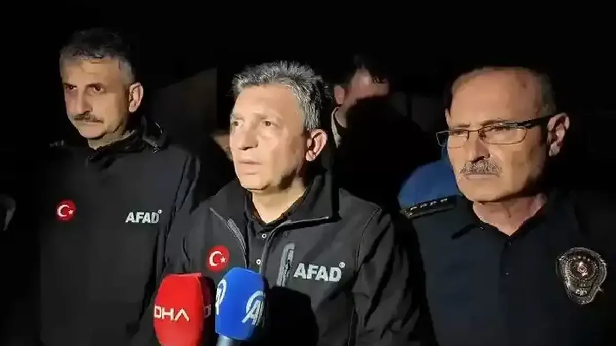 Antalya'nın Kepez ilçesinde hortumun vurduğu şantiyede arama kurtarma çalışmaları yapıldı.
