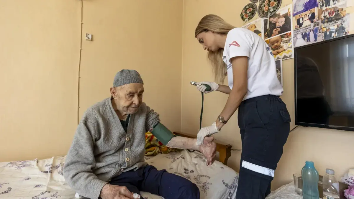 Mersin Büyükşehir Belediyesi Evde Sağlık ve Bakım Hizmetleri ekipleri.