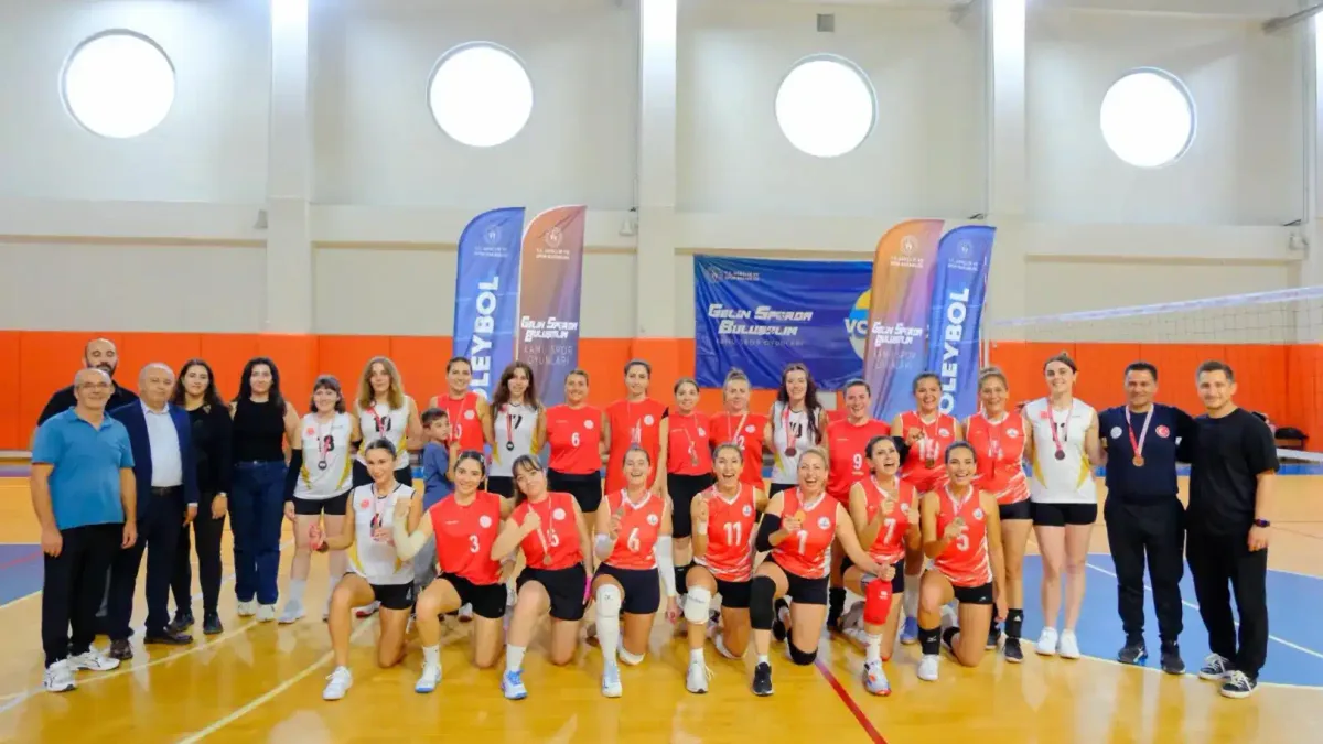İzmir Kadın Voleybol Takımı, il şampiyonu oldu ve bölge şampiyonasına katılacak.