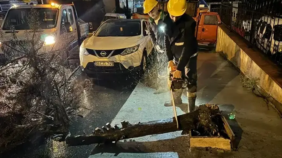 Beylikdüzü'nde sağanak yağış sonrası belediye ekipleri çalışmalara devam ediyor.