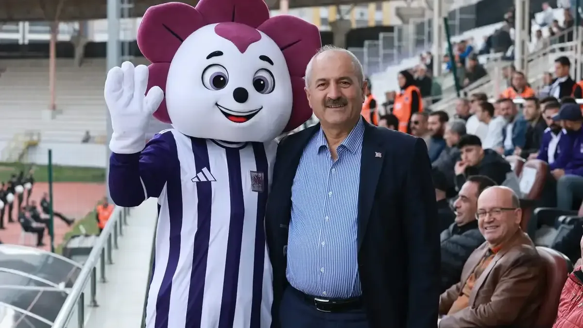 Gebzespor futbolcuları Soma Spor galibiyetini taraftarlarıyla kutluyor.