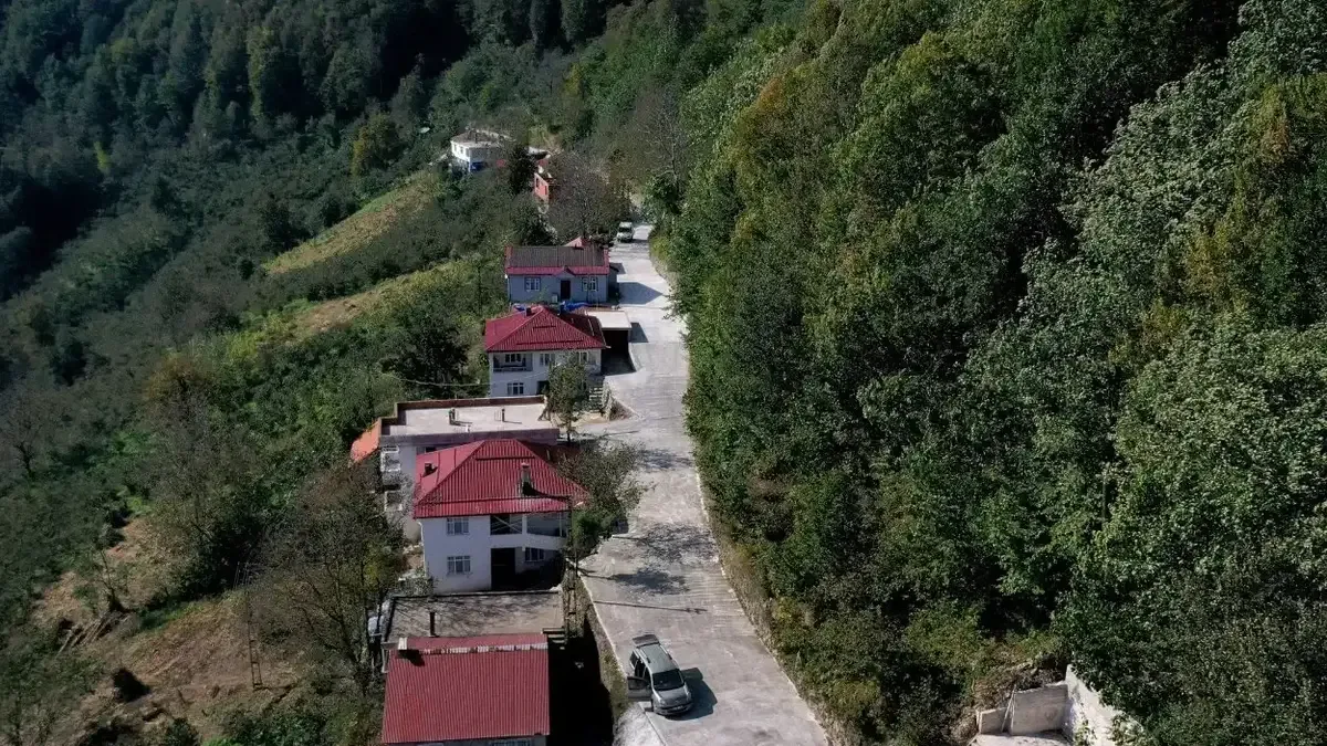 Ordu İkizce'de tamamlanan beton yol çalışmaları bölge halkına ulaştı.