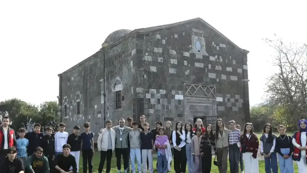 Nurhaklı çocuklar Ordu'nun tarihi ve doğal güzelliklerini keşfederken hatıra fotoğrafı çektirdi.