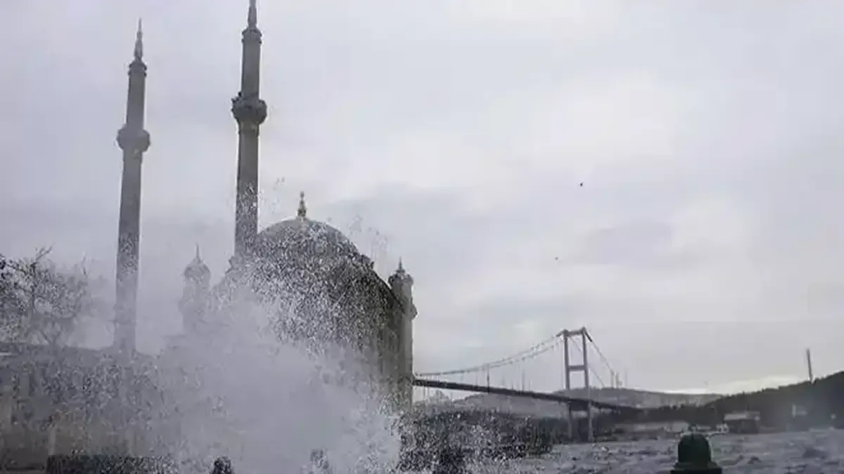 Meteoroloji'den yapılan son değerlendirmelere göre yurdun batı kesimlerinde sağanak yağış ve fırtına bekleniyor.