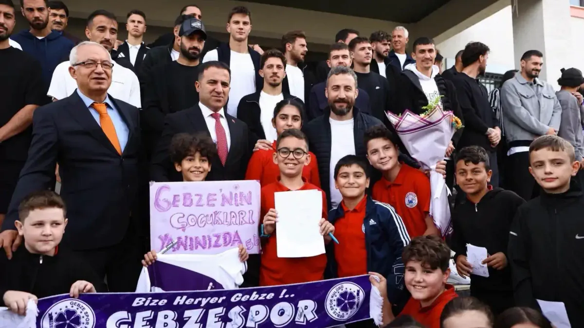 Futbolcular, öğrencilerin mutluluğuna ortak oldu