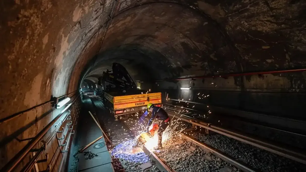 İzmir metrosunda ray yenileme çalışmaları sürüyor.