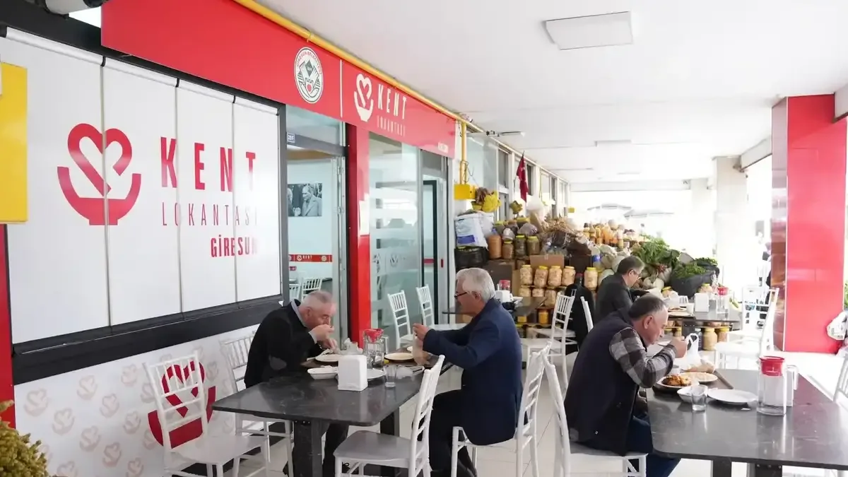 Giresun Belediye Başkanı Fuat Köse ikinci yılını kutlayan Kent Lokantası'nda vatandaşlarla yemek yedi.