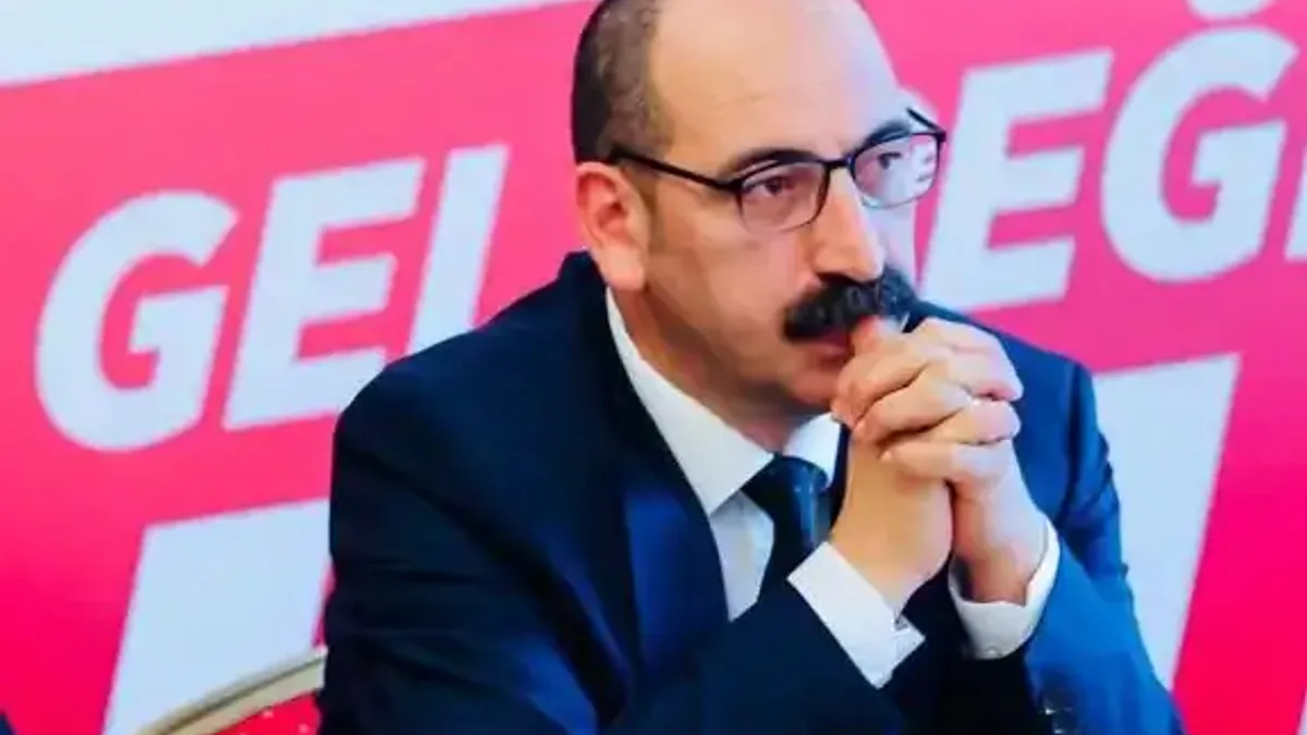 Atakan Sönmez, CHP Genel Başkanı Kemal Kılıçdaroğlu ile birlikte basın toplantısında.