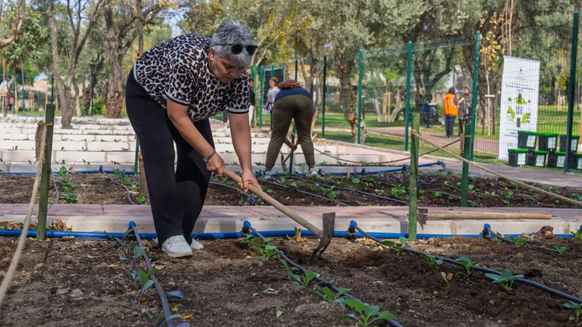 İzmir'de kadınlar toprakla buluşarak hayata yeniden bağlanıyor