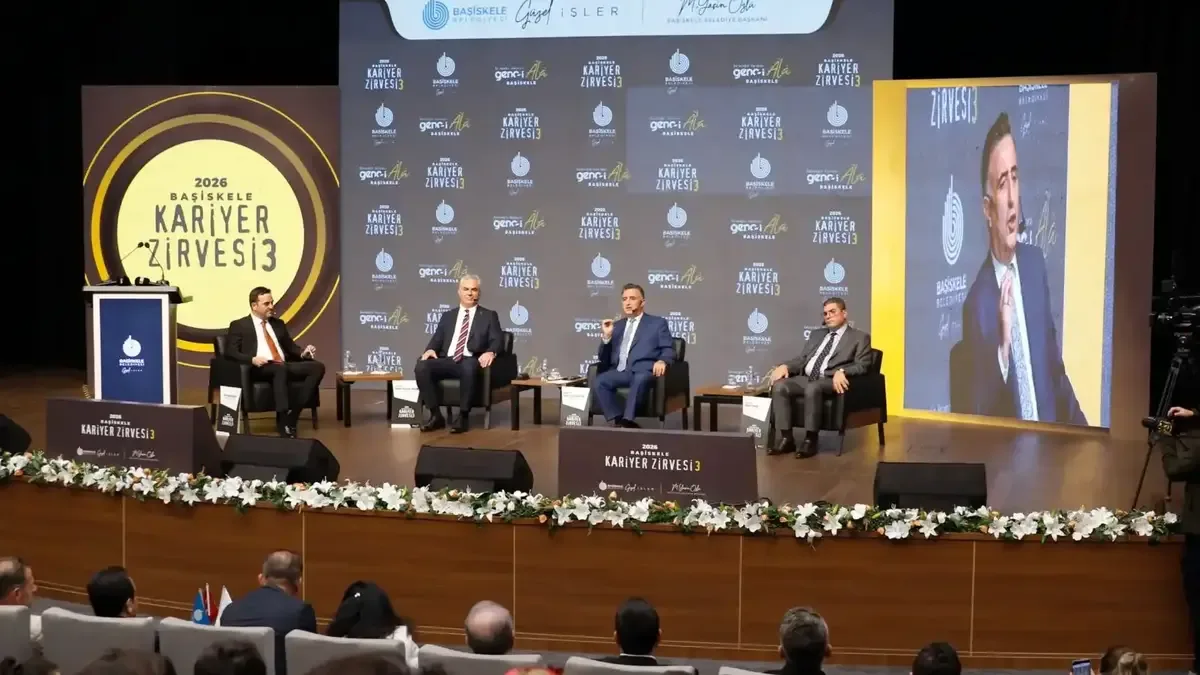 Gebze Teknik Üniversitesi Rektörü Prof. Dr. Hacı Ali Mantar kariyer zirvesinde konuşma yapıyor.