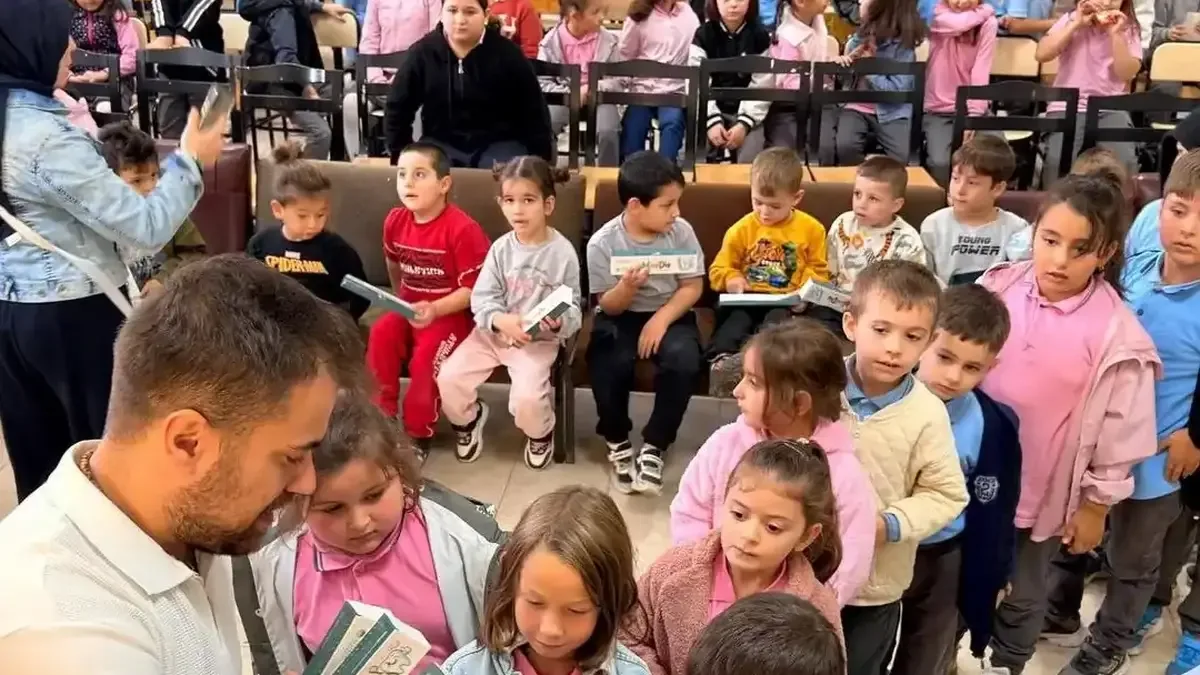 Sakarya'da minik öğrenciler geleneksel gölge oyunuyla buluştu.