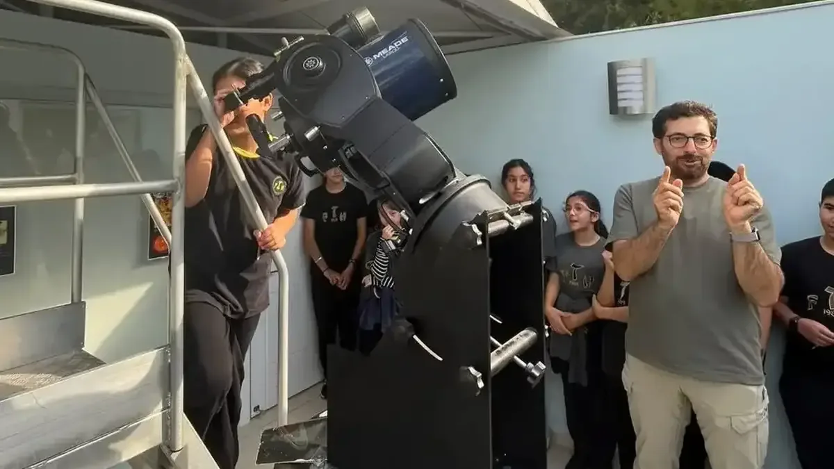 Antalyalı öğrenciler teleskoplarla gökyüzünü inceledi.