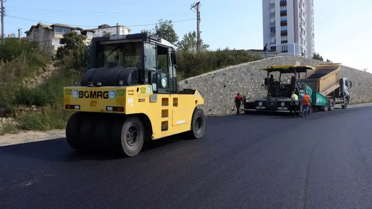Ordu Fatsa'da devam eden asfaltlama çalışmaları.